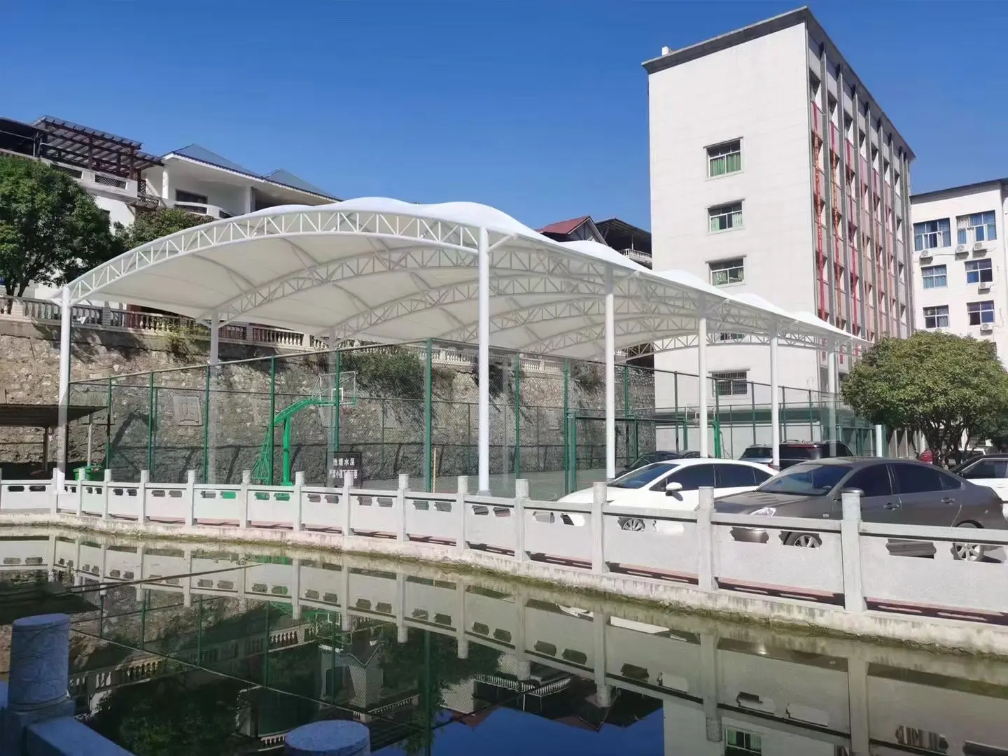 贵州雷山园区停车棚总在漏水生锈？源头膜结构厂家：按本地气候选材，避开三大坑
